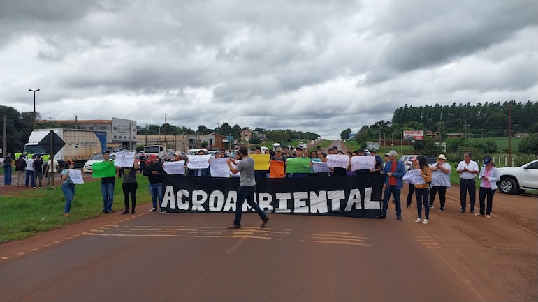 Estudiantes de la Universidad Nacional del Este cerraron de manera intermitente la ruta a la altura del kilómetro 18 en Minga Guazú.