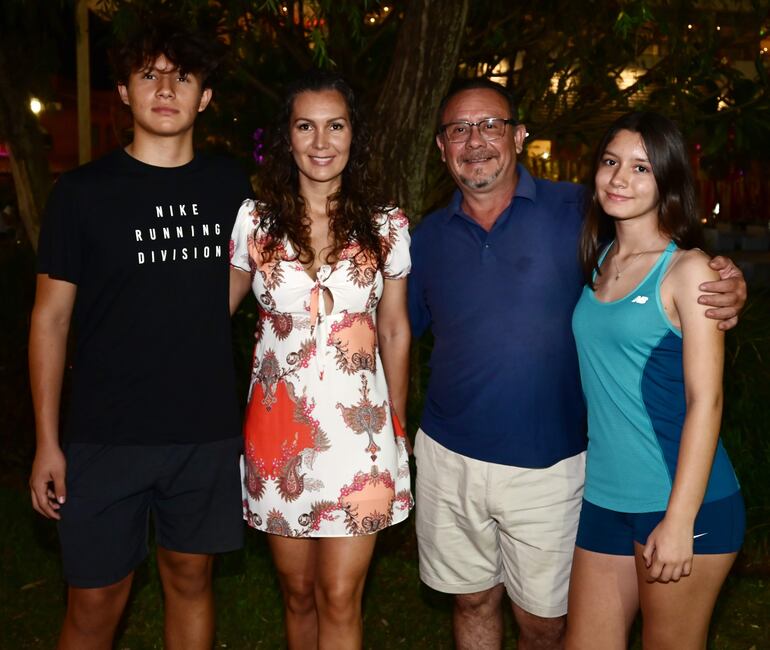 Joaquín, Elena, Roberto y Fernanda Colmán.