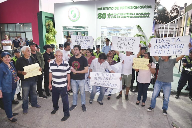 El domingo último, los asegurados del IPS se manifestaron en la Expo para denunciar la corrupción en el ente y despilfarro de dinero de los aportantes del seguro social.