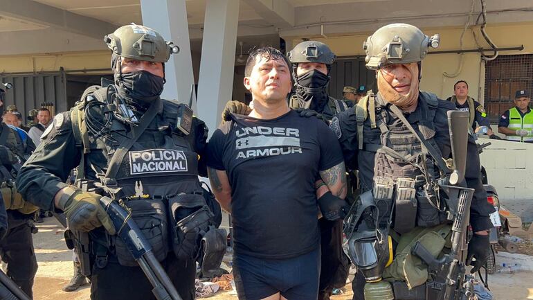 Armando Javier Rotela es retirado de la Penitenciaría de Tacumbú por agentes de la Policía durante el operativo del lunes.