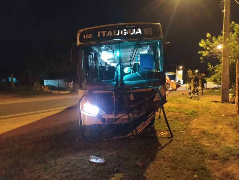 El ómnibus de transporte público luego del choque que protagonizó con un automóvil.