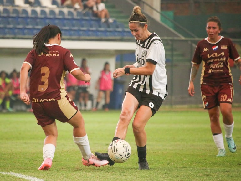 Liza Larrea (d), jugadora de Libertad, pelea por el balón en el partido frente a Nacional/Humaitá por la última fecha del Campeonato Anual 2024 del Fútbol Femenino paraguayo en el CARFEM, en Ypané.