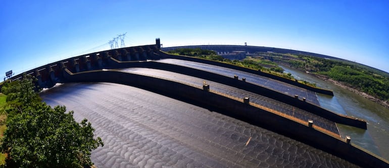 Vertedero de la represa hidroeléctrica paraguayo-brasileña Itaipú con las compuertas cerradas de sus tres canaletas debido a la sequía que se impuso este año.