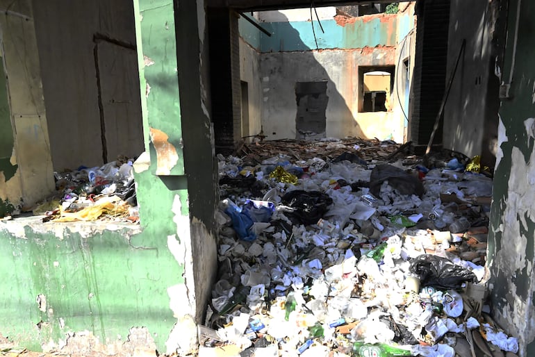 Edificios abandonados están repletos de basura de todo tipo, en el centro histórico de Asunción.