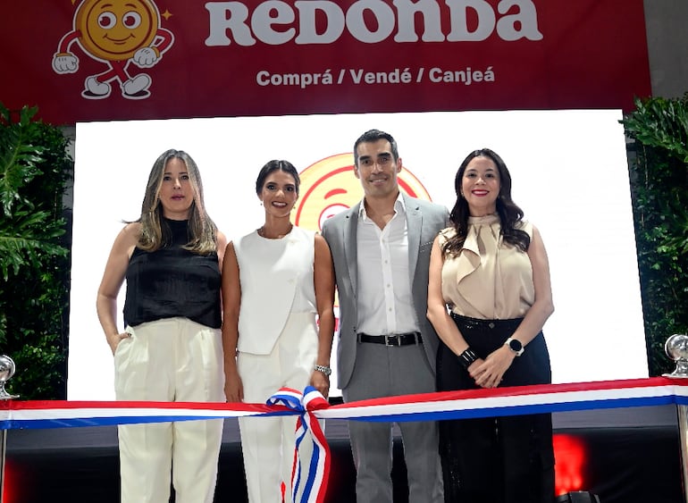 Mariela Roldán, Nataly Perdomo, Maurice Christian y Silvia López en la inauguración de la tienda Redonda.