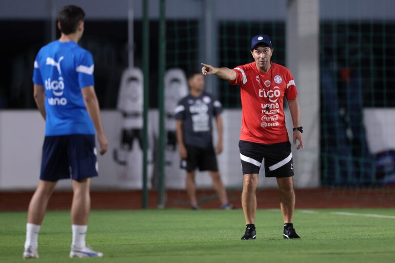 El argentino Daniel Garnero (d), entrenador de la selección paraguaya, en el entrenamiento del combinado nacional en el Centro de Alto Rendimiento, en Ypané, Paraguay.