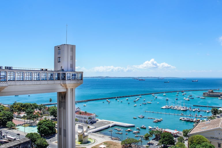 Vista panorámica del Elevador Lacerda y la Bahía de Todos los Santos en Salvador, Bahía. Famoso punto turístico en Brasil.