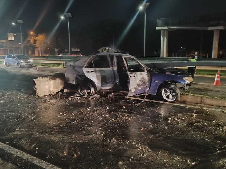 Accidente fatal en autopista Ñu Guasu: dos personas murieron calcinadas dentro de un auto