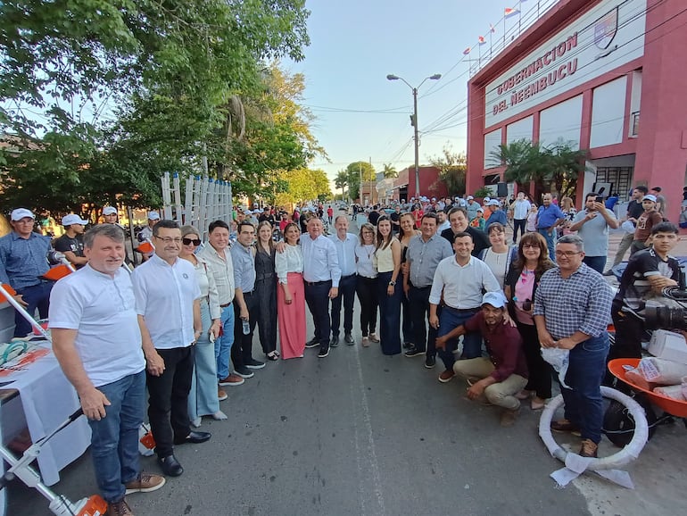 El gobernador Víctor Hugo Fornerón (ANR)  aprovechó la presencia de sus colegas gobernadores e hizo entrega de herramientas de trabajo a 100 emprendedores locales, incluyendo implementos agrícolas para labriegos.