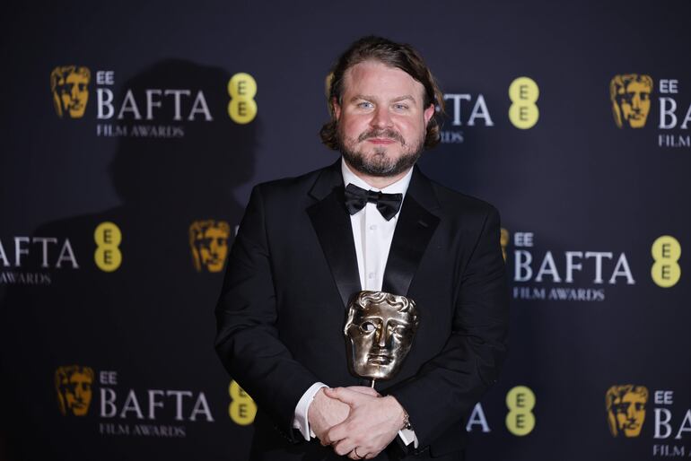 El cineasta estadounidense Brady Corbet posa con el BAFTA a la Mejor Dirección por su trabajo en "El Brutalista".