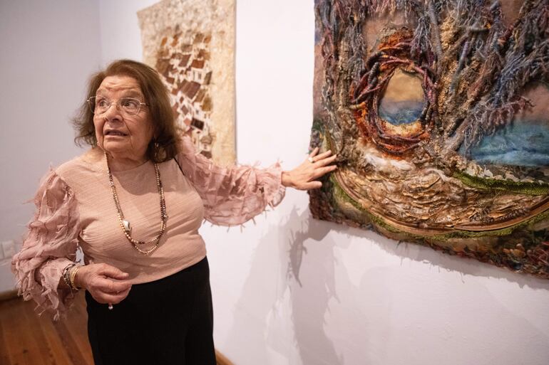 La artista María Julia habla sobre una obra en la exposición 'Ellas. Mujeres de la Escuela del Sur' durante su inauguración en el Museo Blanes, el 15 de marzo del 2024, en Montevideo (Uruguay).  