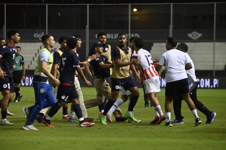 Incidentes entre los jugadores de Paraguay y Dominicana que hicieron suspender el partido