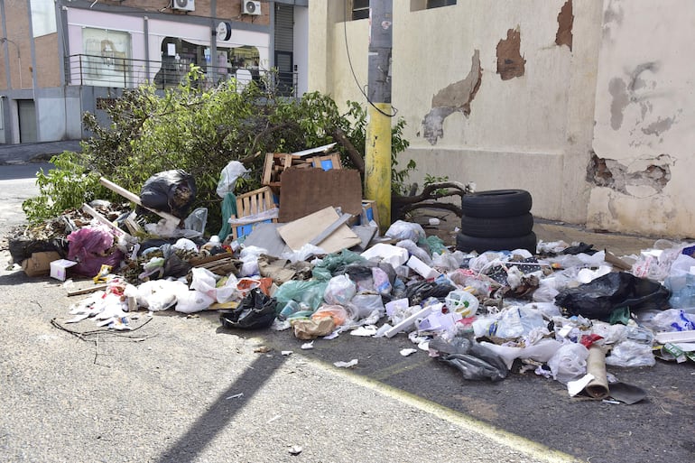 Azara y Coronel Irrazabal, un monumento a la contaminación con desperdicios.