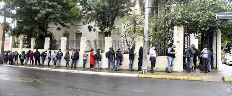 Debido a los trámites lentos, ayer el edificio “Chalet Espinoza” de Catastro amaneció nuevamente con larga fila de personas.