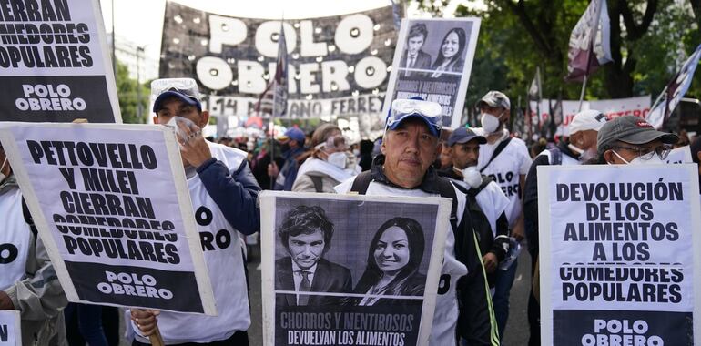 Caos y tensión en Argentina: piqueteros y policías se enfrentan en una jornada de protestas