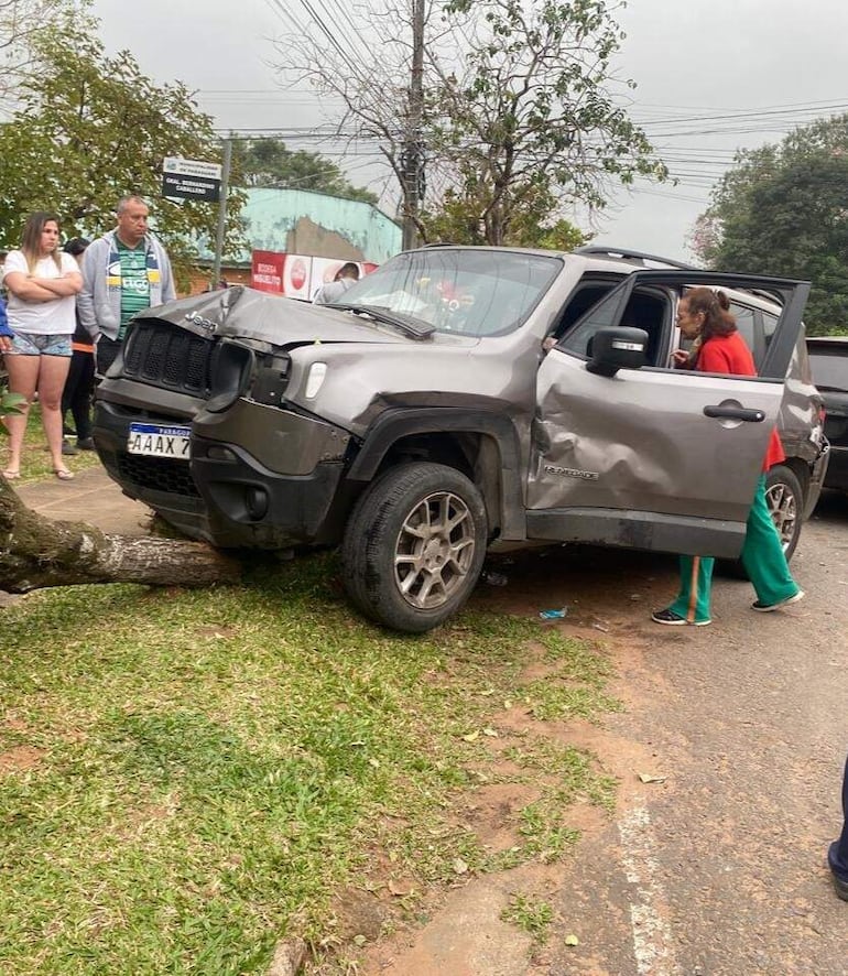 La camioneta Jeep, que supuestamente estaba al mando de un estudiante y que ocasionó el triple choque.