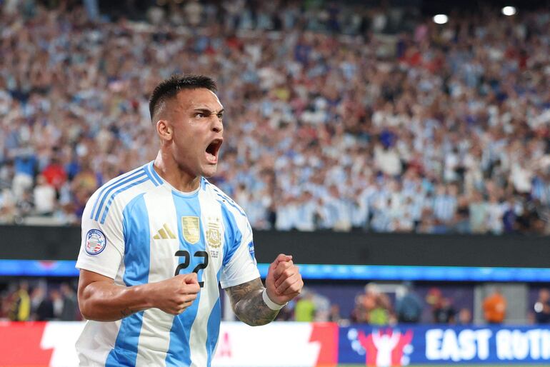 Lautaro Martinez, jugador de la selección argentina, celebra un gol en el partido frente a Chile por la segunda fecha del Grupo A de la Copa América 2024 en el MetLife Stadium, en East Rutherford, New Jersey.