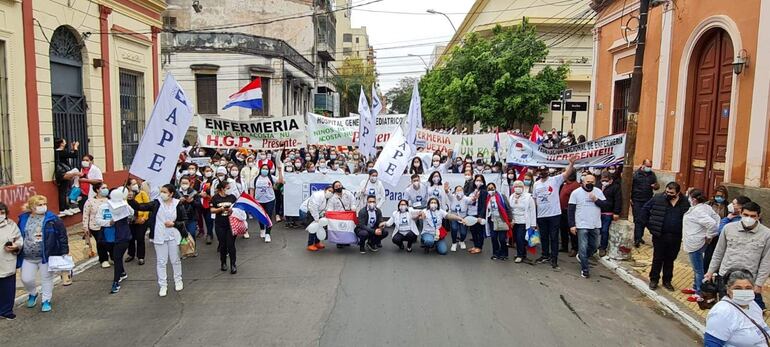 Profesionales de enfermería de distintos hospitales públicos se manifestaron esta mañana en Asunción. 