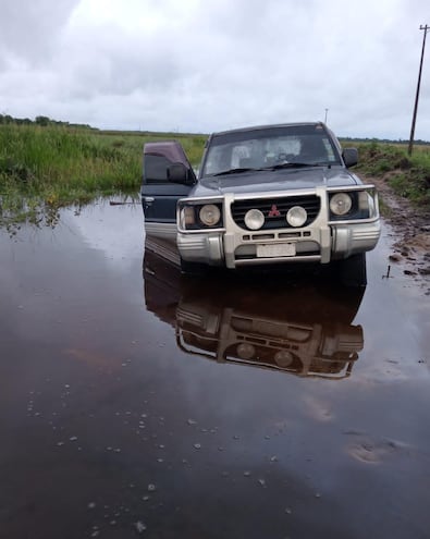 El docente Lucas Torres, quien enseña en Tacuara´i, quedó atrapado en el camino debido a las inundaciones.