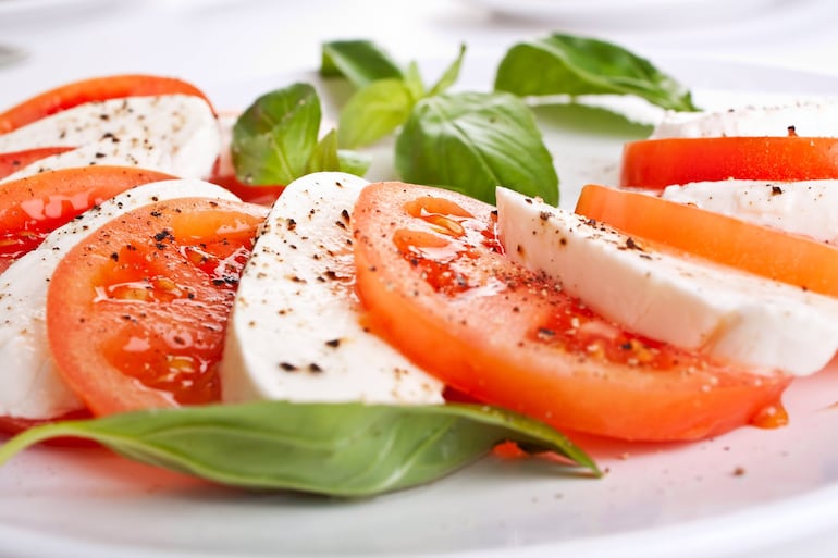 Ensalada de tomates con albahaca y queso.