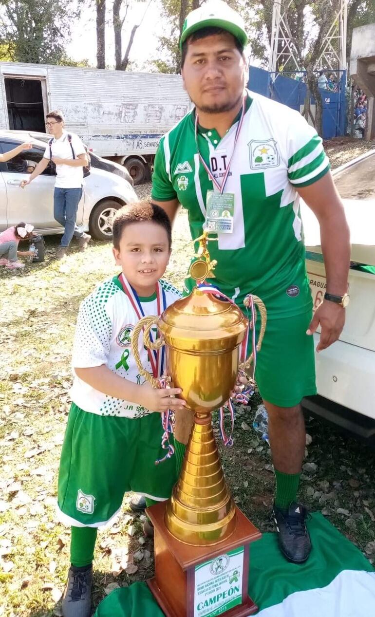 El profesor Ismael Centurión, con uno de sus dirigidos que sostiene el trofeo conquistado.