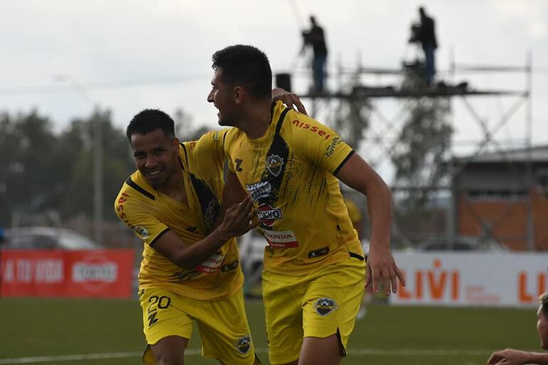 Festejo del atacante Lucas González, autor del empate transitorio. El lateral Blas Medina acompaña la celebración. (Foto: Deportivo Recoleta)