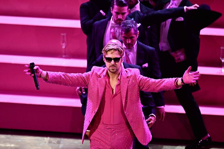 El actor canadiense Ryan Gosling presentó la performance "I'm Just Ken" de la película "Barbie" en el Dolby Theatre de Hollywood, California.