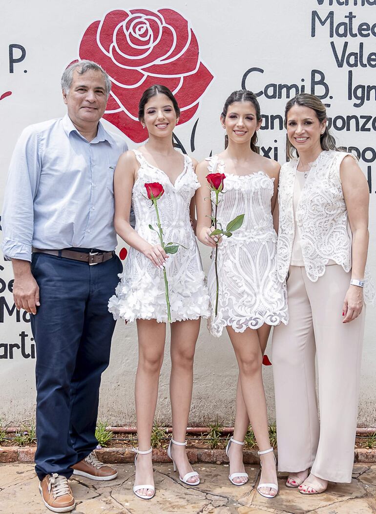 Pilar y Paulina Baddouh, con sus padres Gabriela y Andrés.