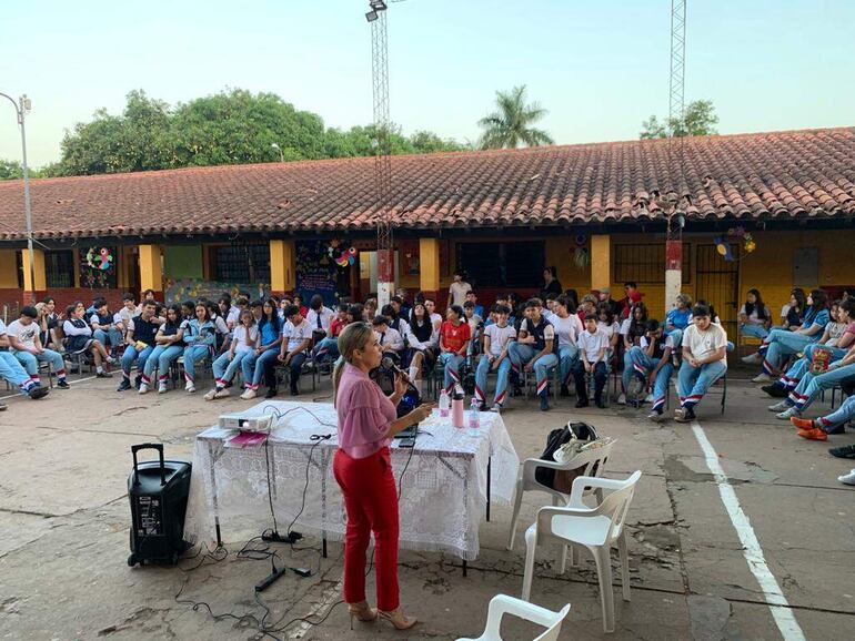 La abogada Liliana Zayas abordó el tema de la violencia de género en el colegio Nacional Acosta Ñu de la ciudad de San Antonio.