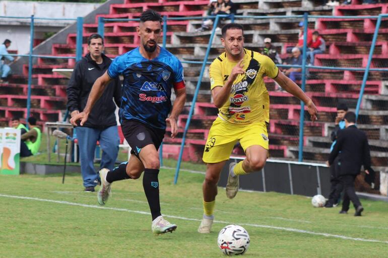 Derlis Ortiz, atacante “canario” desborda ante la persecución del zaguero central Delio Ojeda. (Foto: APF)