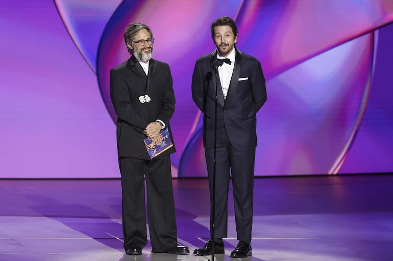 Gael García Bernal y Diego Luna presentaron en español un Emmy Awards en Los Ángeles, California. (EFE/EPA/CAROLINE BREHMAN)
