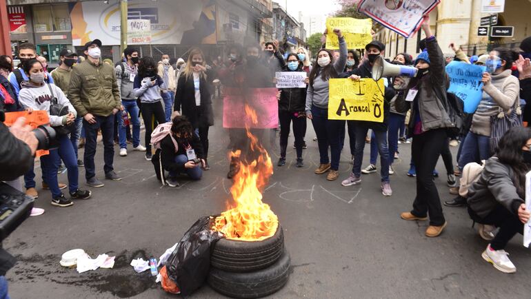 Frente al Congreso Nacional, universitarios realizaron varias manifestaciones exigiendo el arancel universitario cero.