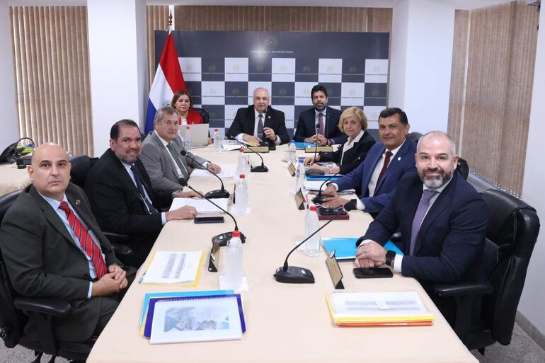 César Ruffinelli, Edgar López, Eugenio Jiménez, Gustavo Miranda, Gerardo Bobadilla, Alicia Pucheta, Edgar Olmedo y Enrique Berni, miembros del Consejo de la Magistratura, en la primera sesión del año.