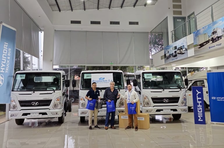 Automotor entregó camiones Hyundai Mighty a Broumarkets.