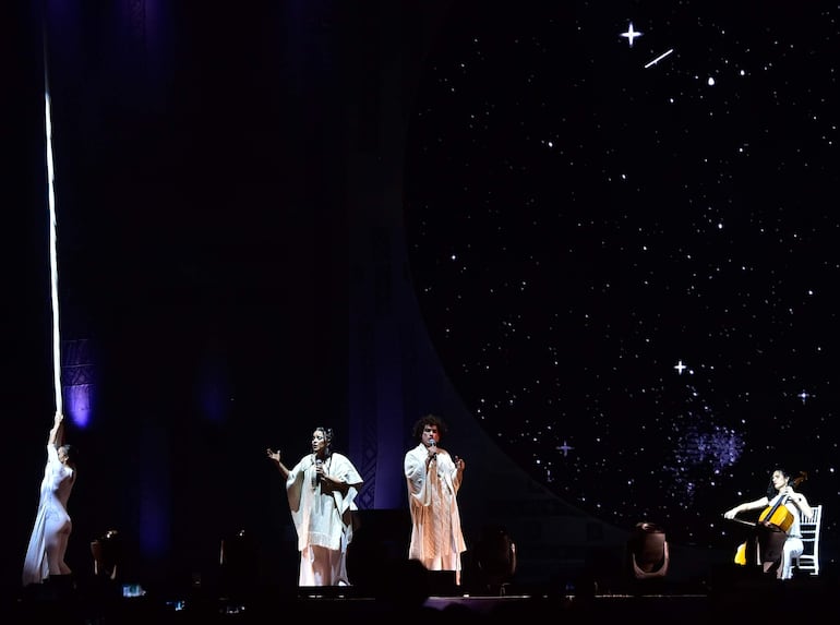 Purahéi Soul frente a imágenes de una noche estrellada entregó interpretaciones con mucha emotividad.