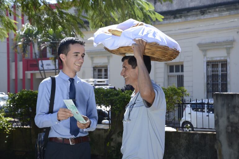 Un testigo de Jehová predicando a un chipero. (Gentileza).