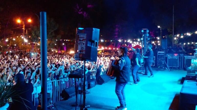 El pueblo sanlorenzano vibró con el grupo Tierra Adentro. La presencia fue masiva en la plaza Cerro Corá durante la fiesta de San Juan.