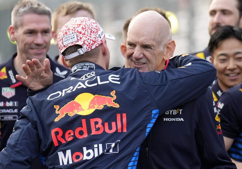 El británico Adrian Newey (d), ingeniero de la Red Bull Racing.