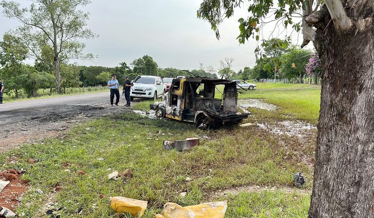 Los restos del camión blindado de Prosegur atacado por asaltantes el martes.