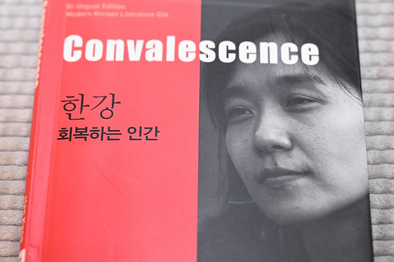 Un ejemplar de "Convalecencia", de la escritora surcoreana Han Kang, se exhibe en la Academia Sueca en Estocolmo, 10 de octubre de 2024 (Foto de Jonathan Nackstrand / AFP).