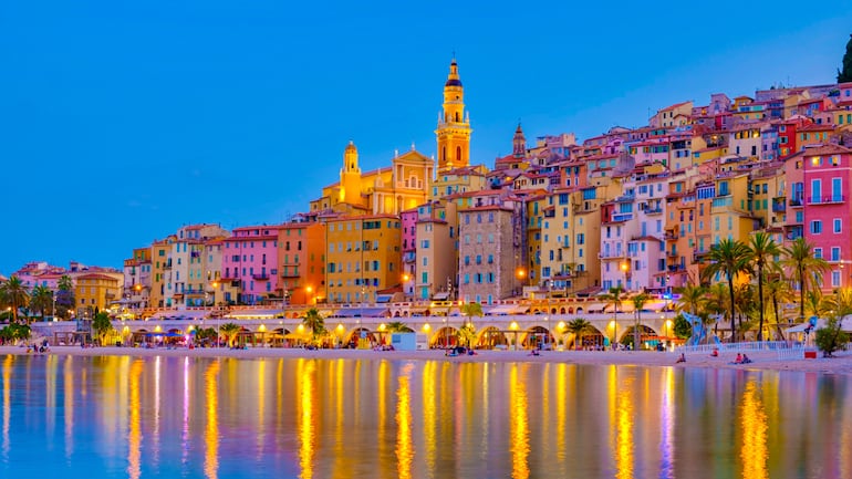 Vista de la parte antigua de Menton, Provence-Alpes-Costa Azul.