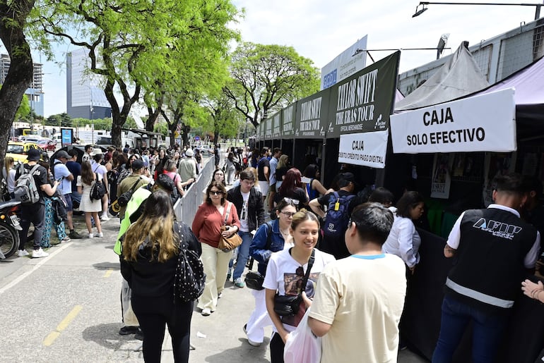 Fans de Taylor Swift forman fila para adquirir el remeras y otros elementos que forman parte del merchandising oficial de la gira "The Eras Tour".