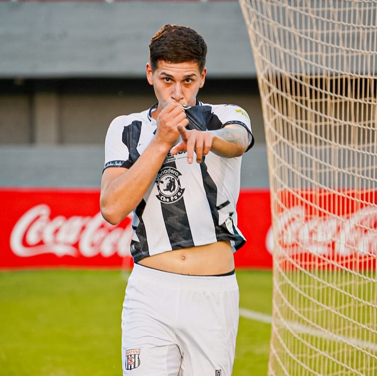 Jonathan Gómez (21 años) anotó los dos tantos del Deportivo Santaní, cuando se jugaba tiempo regular.