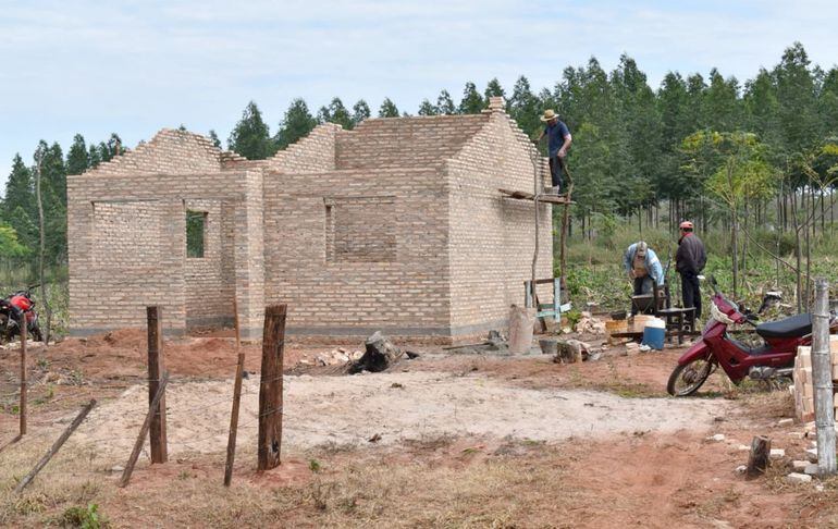 Cada construcción de casa emplea al menos doce personas.