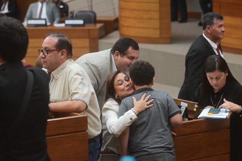 La diputada Rocío Abed saluda a un menor que fue de visita a la sesión de Diputados.