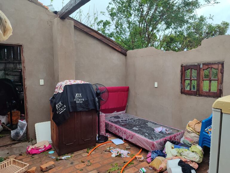 Viviendas totalmente destruidas en Santaní, San Pedro.