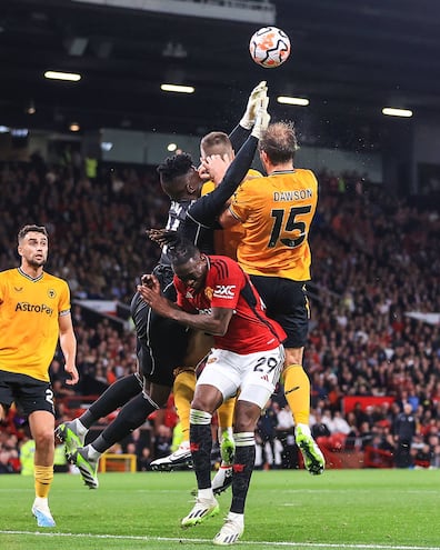 La jugada en la que André Onana, arquero del Manchester United, golpea a Sasa Kalajdzic, delantero de Wolverhampton.