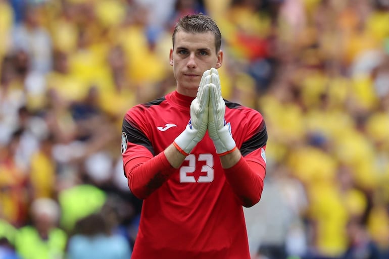 Andriy Lunin, jugador de la selección de Ucrania, pide perdón a los aficionados por los errores en dos de los tres goles de Rumanía. 