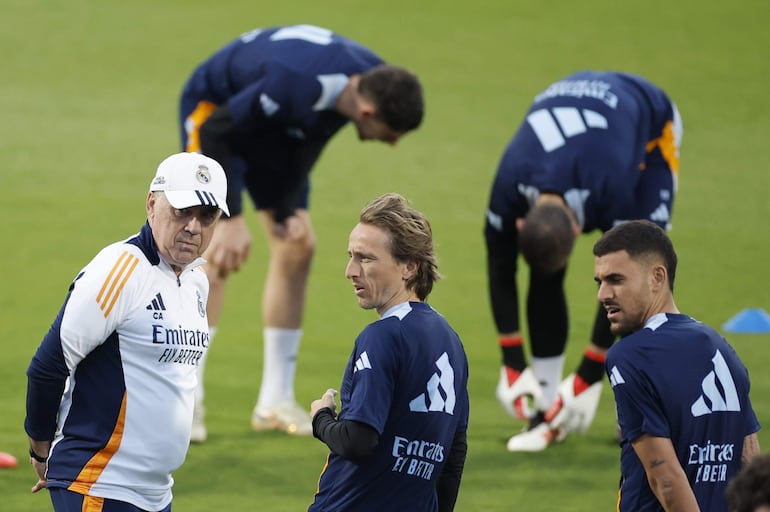 El entrenador del Real Madrid, Carlo Ancelotti (i), dirige el entrenamiento de este sábado en Yeda, en la víspera de la final de la Supercopa de España de fútbol que les enfrenta al Barcelona.