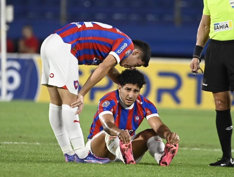 Cecilio Domínguez, jugador de Cerro Porteño, lamenta una lesión en el partido frente a General Caballero de Juan León Mallorquín por la fecha 15 del torneo Clausura 2024 del fútbol paraguayo en el estadio La Nueva Olla, en Asunción.